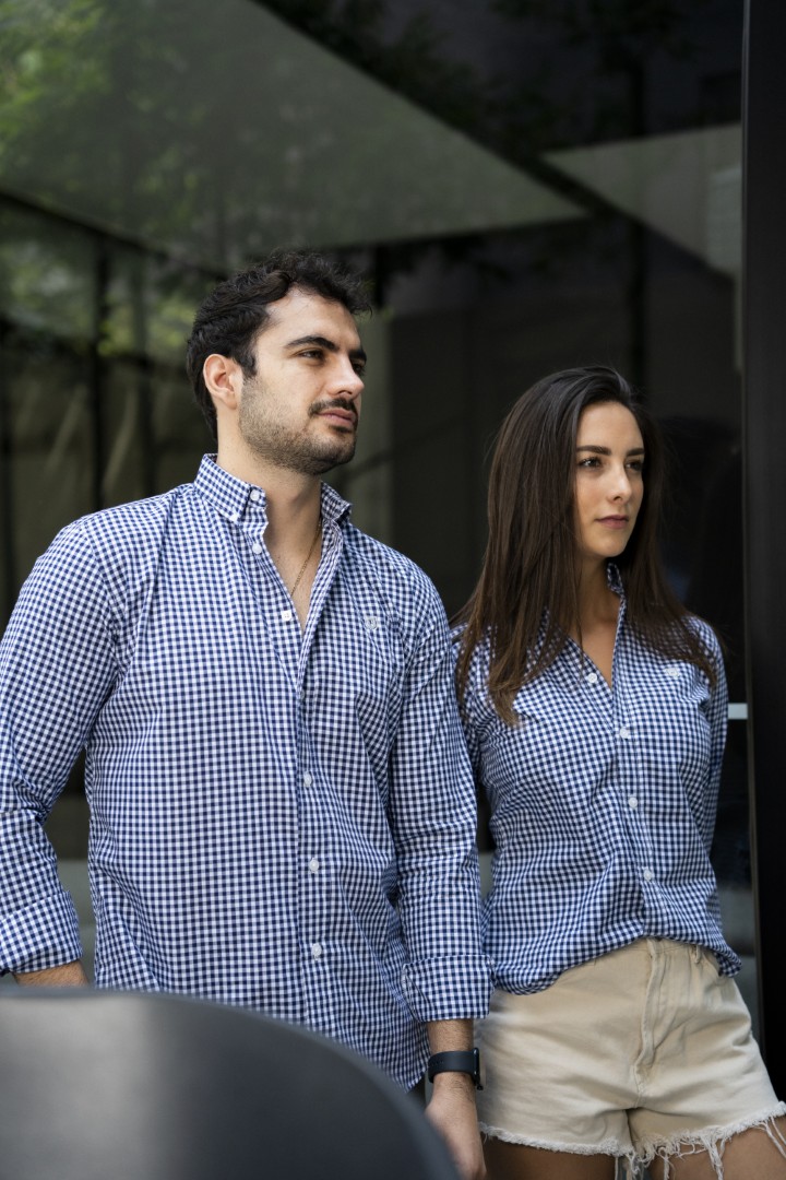 Camisa de Mini Cuadros Azul, Blanco FOR3238 — en modelo