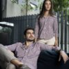 Camisa de Mini Cuadros Vino, Blanco FOR3242 — en modelo