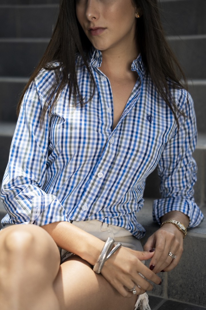 Camisa de Mini Cuadros Azul Cielo, Blanco FOR3244 — en modelo