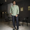 Camisa Basica Verde Pistache FOR3304 — en modelo