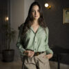 Camisa Basica Verde Pistache FOR3305 — en modelo