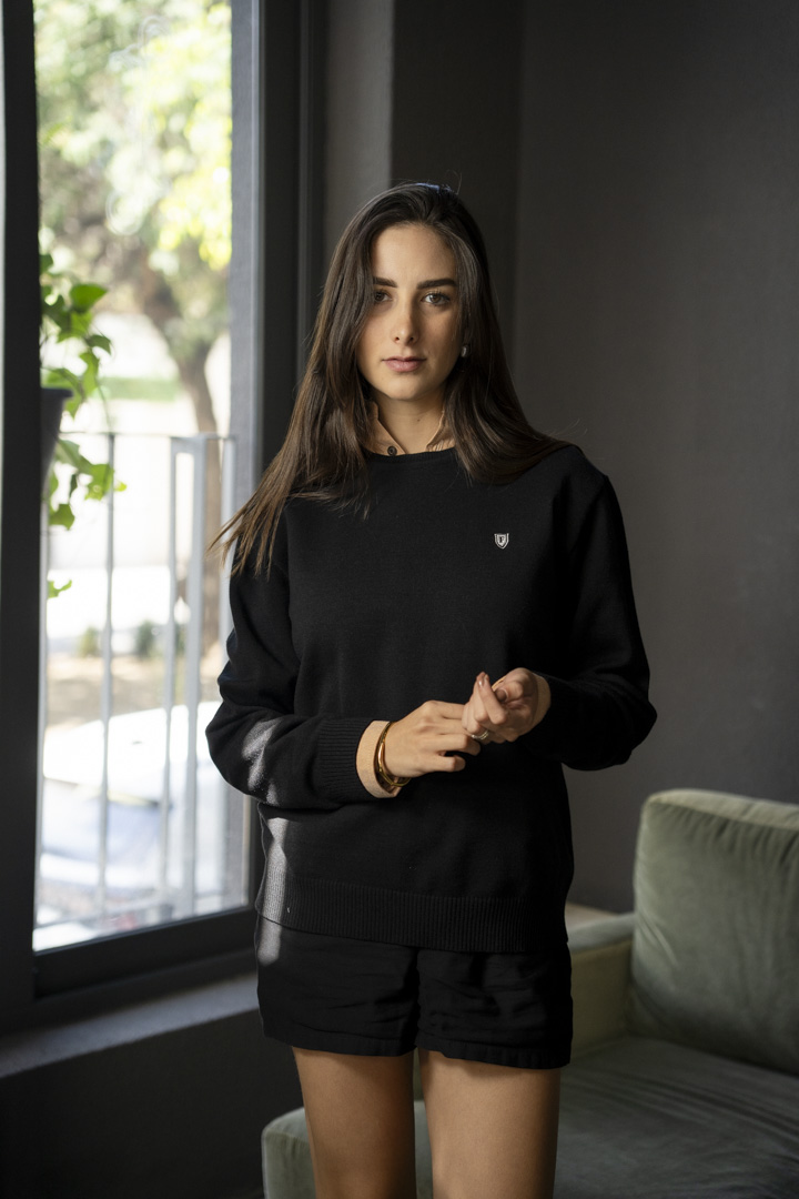 Sueter Negro Unisex ST7007 — en modelo