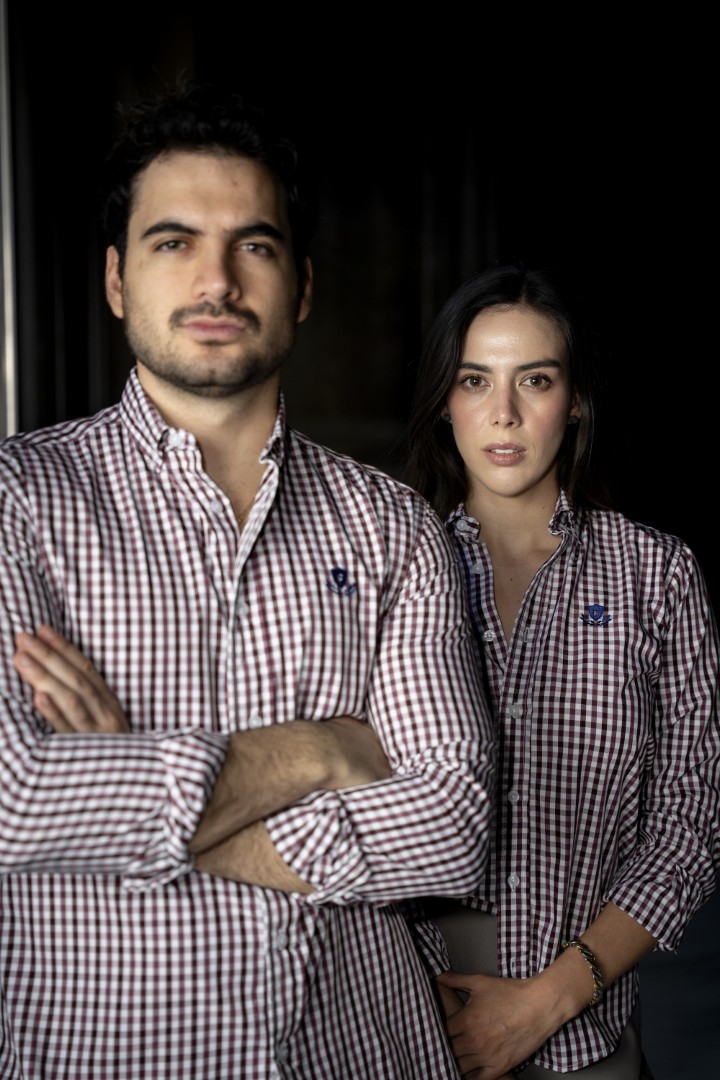 Camisa de Cuadros Blanco, Vino FOR3325 — en modelo