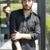 Camisa oxford negra FOR2517 — en modelo