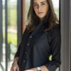 Camisa oxford negra FOR2523 — en modelo