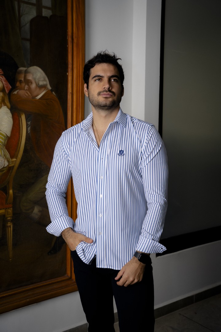 Camisa de Rayas Cielo, Blanco FOR3332 — en modelo