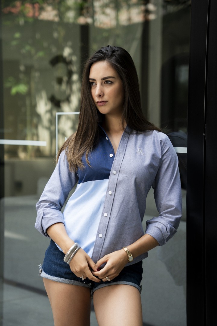 Camisa de Combinaciones Gris, Marino, Cielo FOR3253 — en modelo