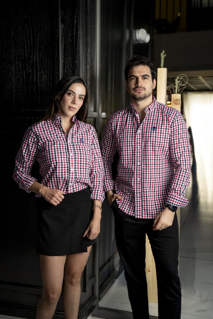 Camisa de cuadros rojo, negro y blanco FOR3318 — en modelo