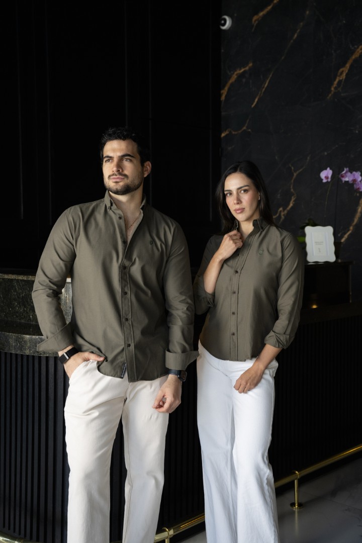 Camisa Basica Verde Militar FOR3335 — en modelo
