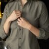 Camisa Basica Verde Militar FOR3335 — vista posterior