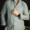 Camisa basica Verde FOR3336 — en modelo