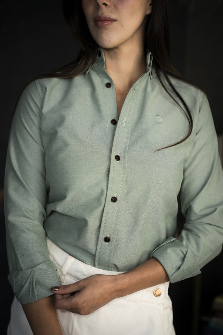 Camisa basica Verde FOR3337 — en modelo