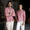 Camisa basica cereza FOR3338 — en modelo