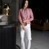 Camisa basica cereza FOR3339 — en modelo