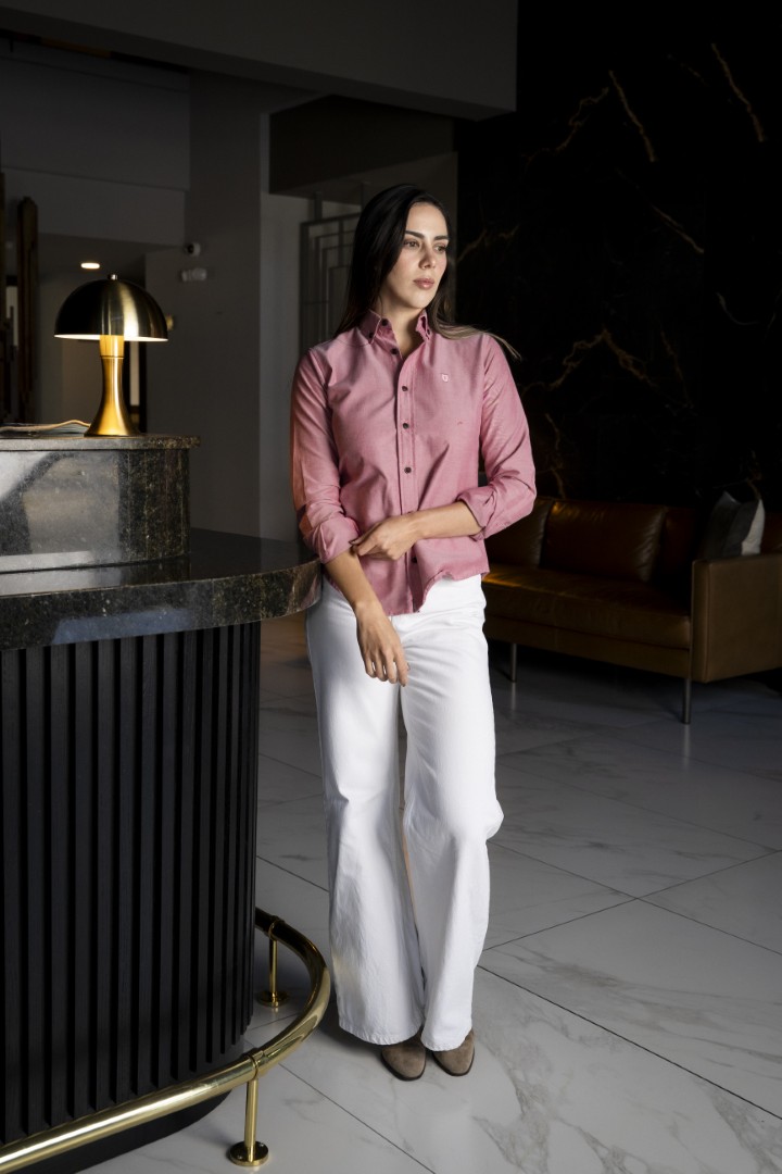 Camisa basica cereza FOR3339 — en modelo