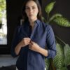 Camisa Basica Azul Marino FOR3343 — en modelo