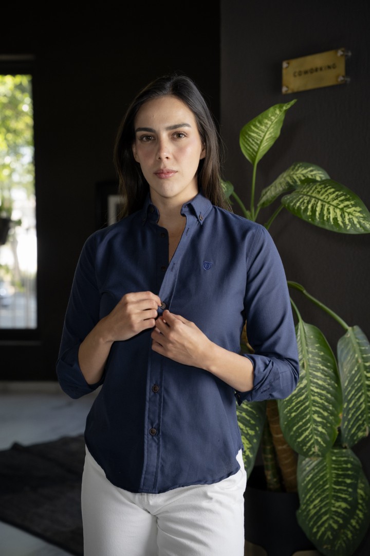 Camisa Basica Azul Marino FOR3343 — en modelo