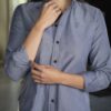 Camisa basica gris FOR3345 — en modelo