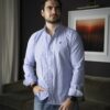 Camisa de Rayas Azul, Cielo FOR3351 — en modelo