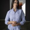 Camisa de Rayas Azul Cielo FOR3352 — en modelo