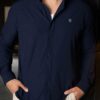 Camisa Dryflex Force azul marino FOR3362 — en modelo
