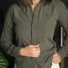 Camisa Dryflex Force verde militar FOR3365 — en modelo
