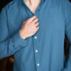 Camisa Dryflex Force azul zafiro FOR3366 — en modelo