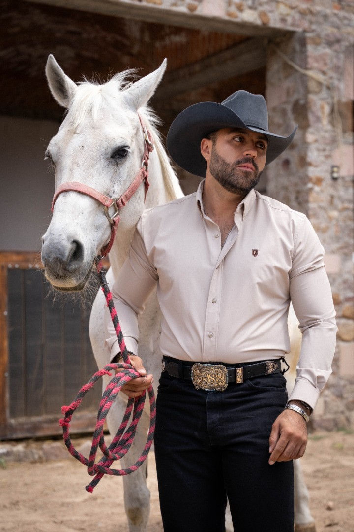 Fortrop Western — camisa blanca con caballo