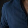Camisa básica lino marino FOR3378 — en modelo