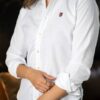 Camisa básica lino blanco FOR3381 — en modelo