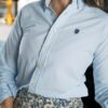 Camisa básica lino y azul cielo FOR3383 — vista posterior
