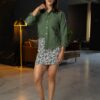 Camisa básica lino verde pistache FOR3389 — en modelo