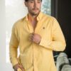 Camisa de cuadros amarillo FOR3396 — en modelo