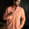 Camisa de cuadros naranja FOR3398 — en modelo