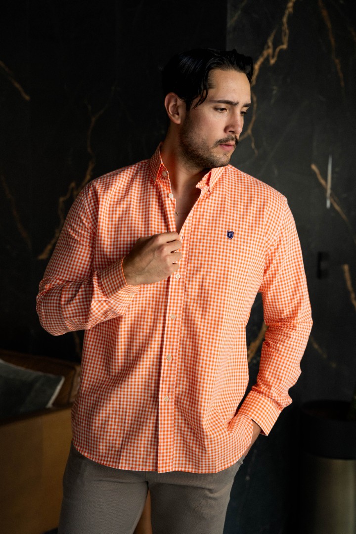Camisa de cuadros naranja FOR3398 — en modelo