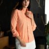 Camisa de cuadros naranja FOR3399 — en modelo