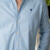 Camisa de cuadros azul cielo FOR3400 — en modelo