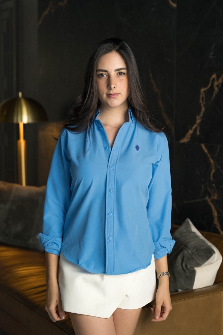 Camisa Dryflex celeste FOR3407 — en modelo