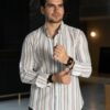 Camisa de rayas Vintage Gris FOR3418 — en modelo