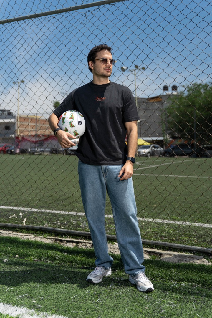 Playera Oversize Negra y Naranja World Cup OV5014 — en modelo