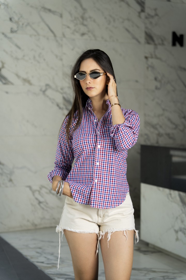 Camisa de Mini Cuadros Rojo, Marino FOR3267 — en modelo