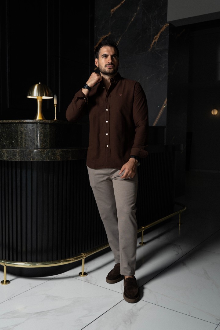 Camisa básica chocolate | FOR3442 - Imagen 3